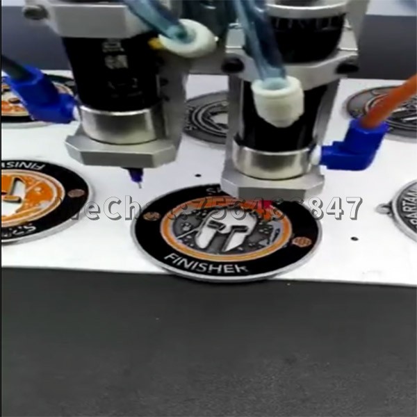 徽章装饰品自动点胶机应用案例